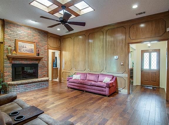4th image of 125 Meadowglen Cir