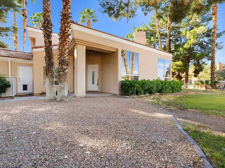 7600 Painted Dunes Dr — Photo 3