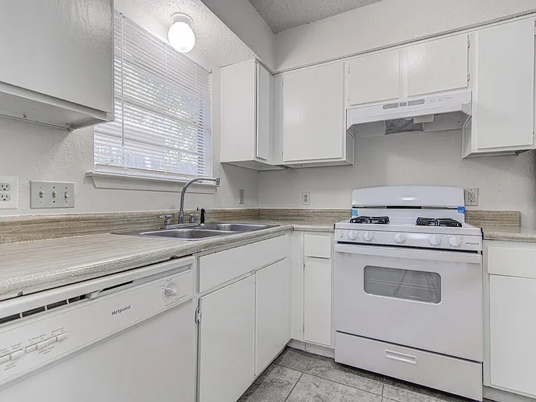 824 King Albert St — Photo 8
