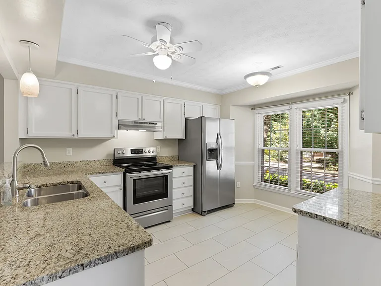 726 Lamboil St — Photo 7