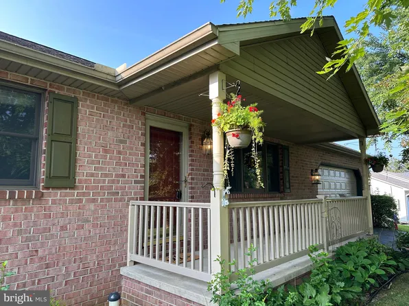 26 Farmington Dr, Jacobus, PA 17407