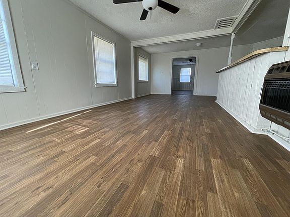 Living Room/Entrance