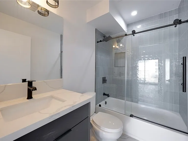 1856 S Redondo Blvd — Photo 12