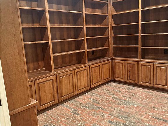 3rd image of 8 Monarch Oaks Ln