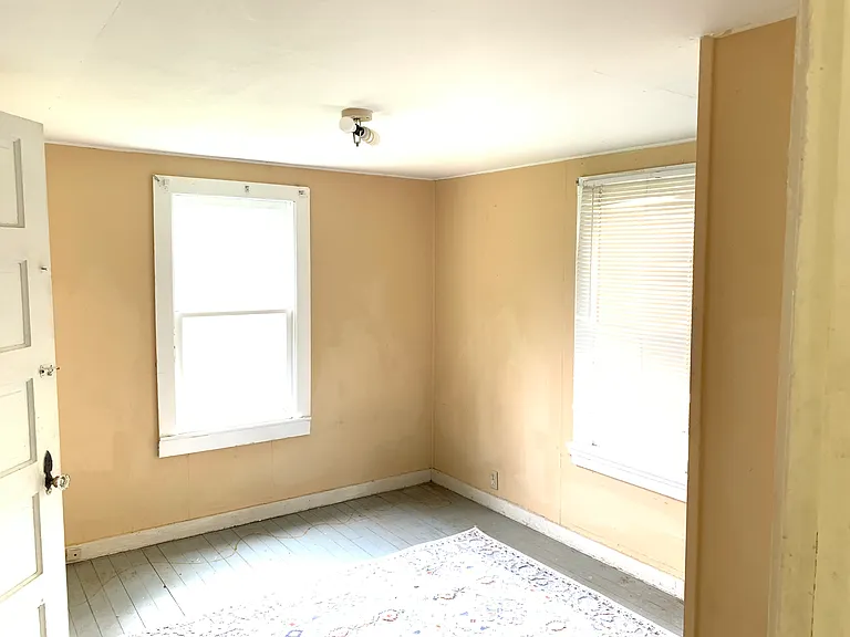 406 E Devers Ave — Photo 3