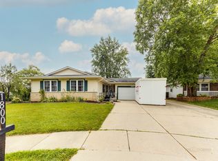 1800 Bolleana Ct, Hoffman Estates, IL 60192