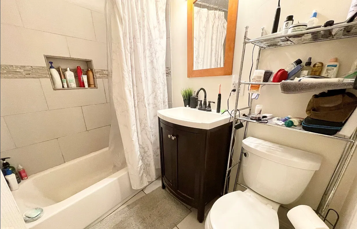 3 bed, 1.5 bath, 9999 sqft, $3,000 — Photo 4