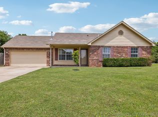636 S Division St, Coweta, OK 74429