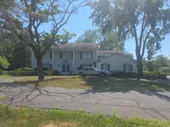 1072 Woodkrest Dr, Flint, MI 48532
