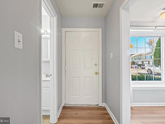 5th image of 8842 Oak Hollow Ct