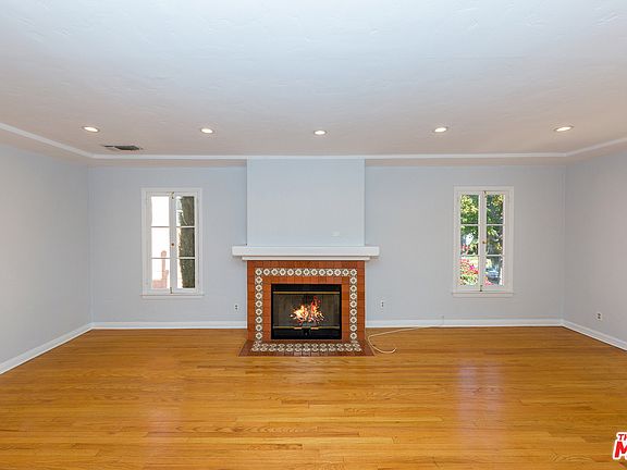 4th image of 1131 S La Peer Dr