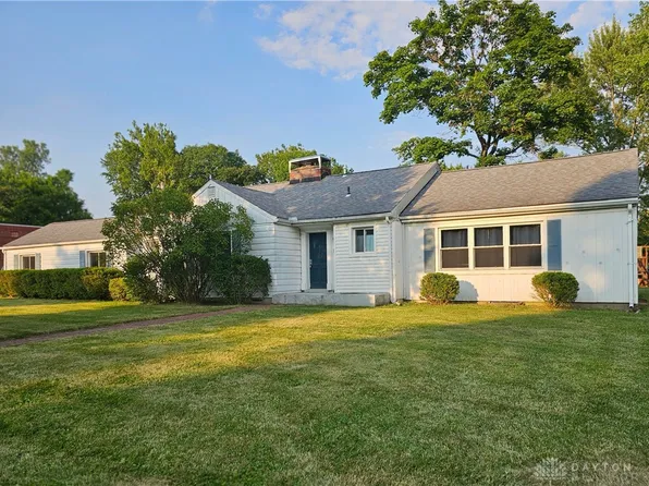 1820 Woods Dr, Beavercreek, OH 45432