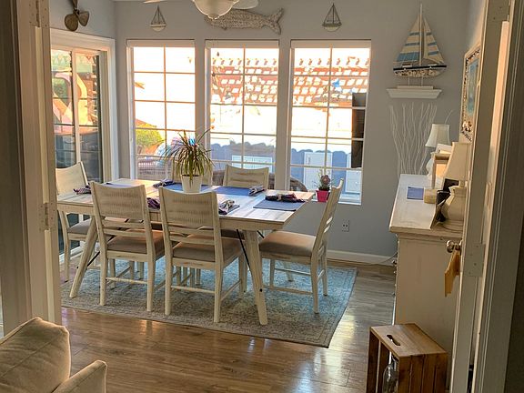 Wonderful dining area with view of backyard. Very light and airy, with acadia door access to back yard.