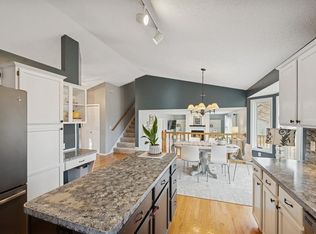 380 Pondview Ln, Chaska, MN 55318