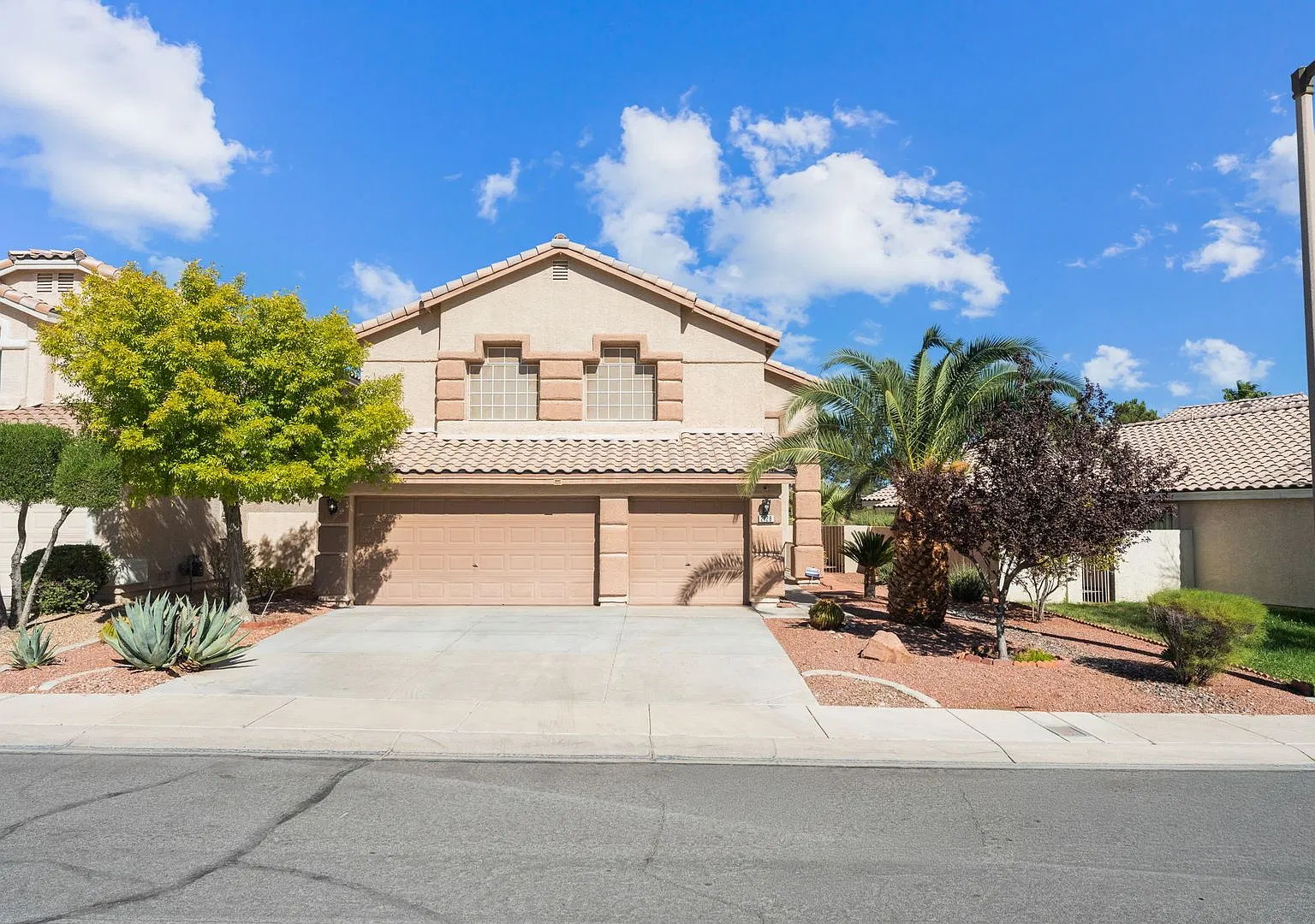 Welcome to this spacious two-story home in Summerlin North! — Photo 1