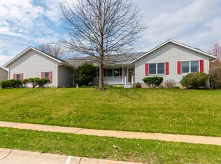 502 Stagecoach Trl, Le Claire, IA