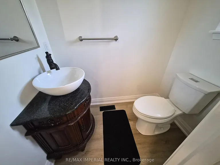 757 Pam Cres — Photo 5