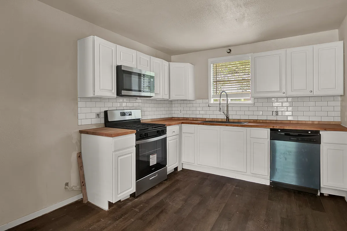 Building Photo - 1477 W Austin St