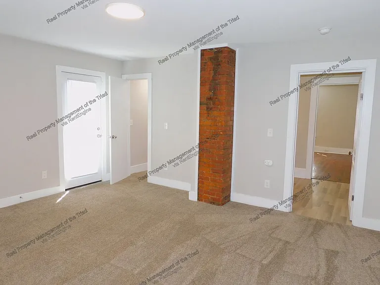 936 Albert St — Photo 12