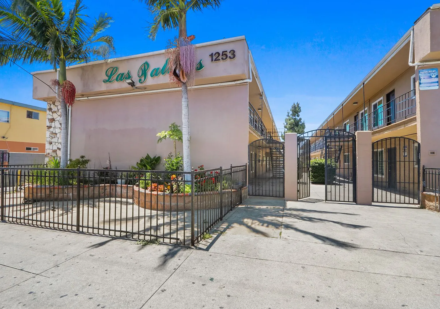 Las Palmas Apartments — Photo 1