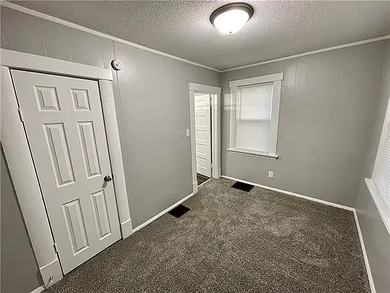 2208 Seneca St — Photo 8