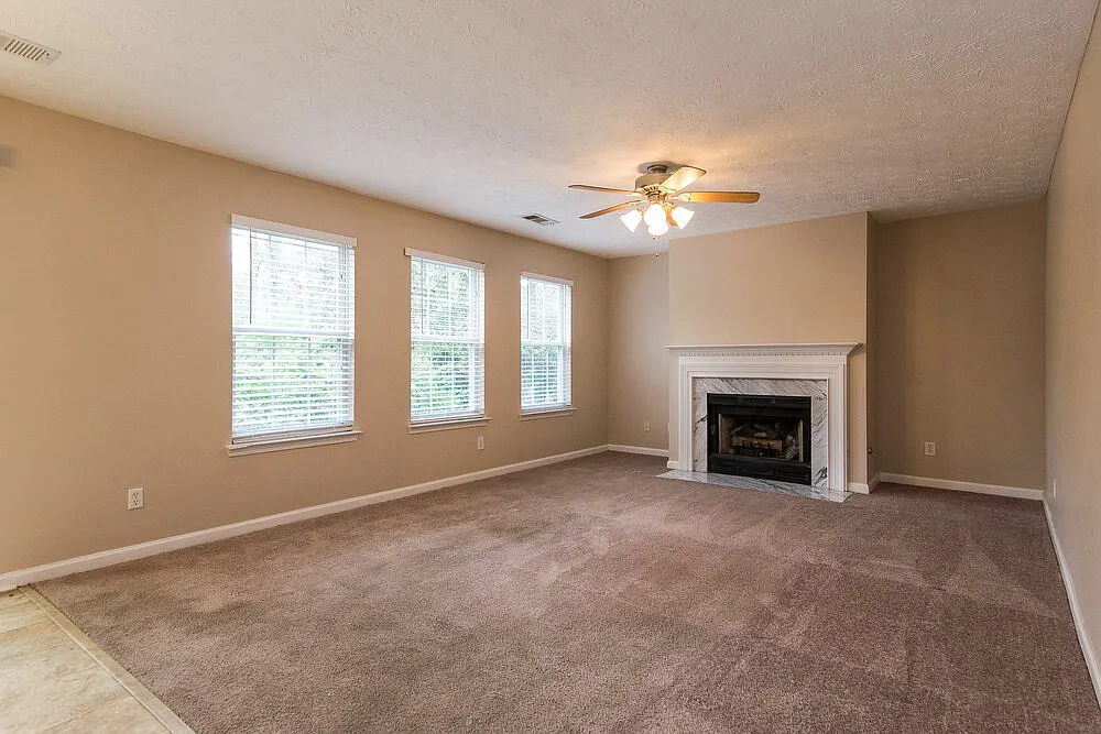 4 bed, 2.0 bath, 2312 sqft, $2,355 — Photo 4