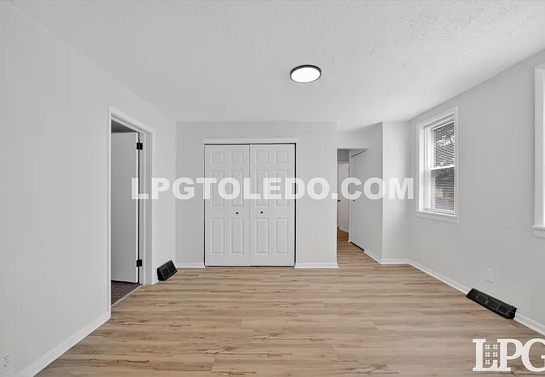 921 Berry St — Photo 17