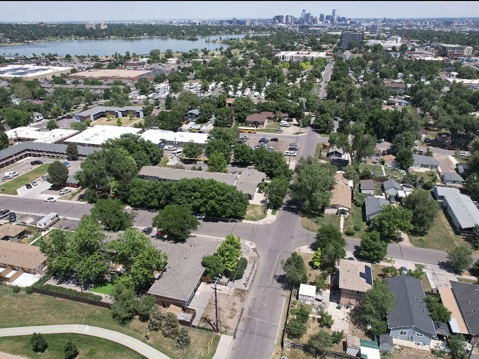 Edgewater Townhome - Great Value, Sloan's, In-Unit Laundry! — Photo 4