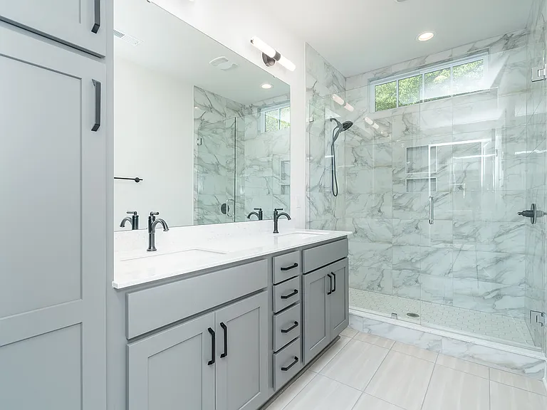 Primary En Suite