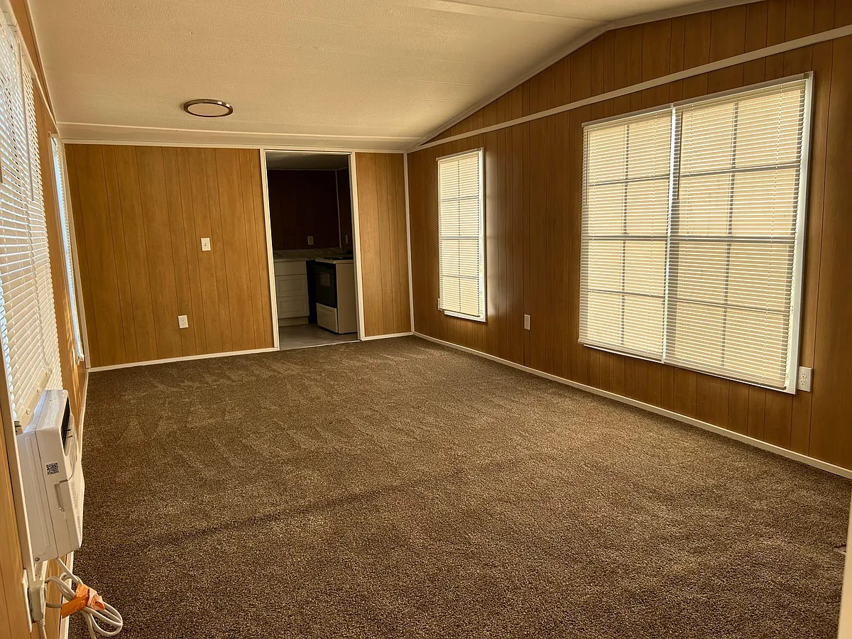Great Room - 3630 Dixie Hwy NE #C11