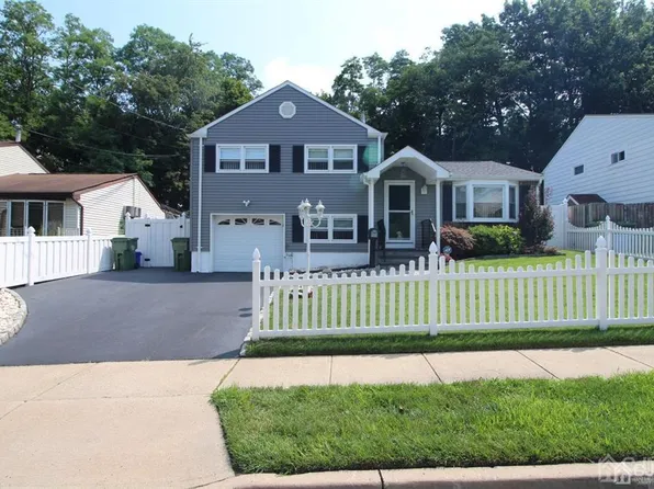 106 Albert Dr, Parlin, NJ 08859