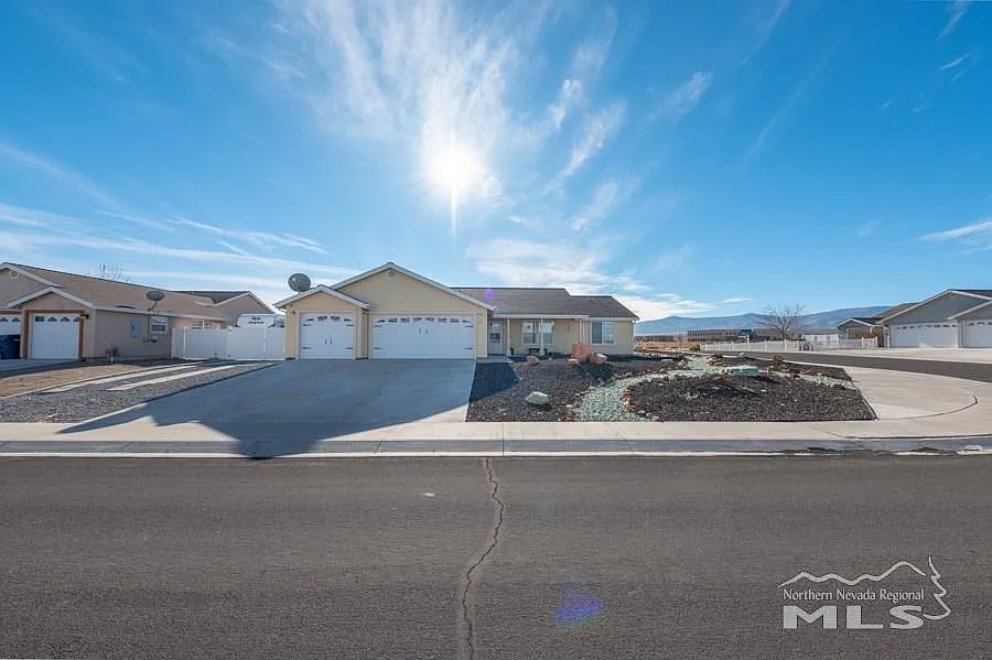 1427 Red Bluffs Way photo 1