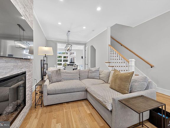 3rd image of 1309 D St SE