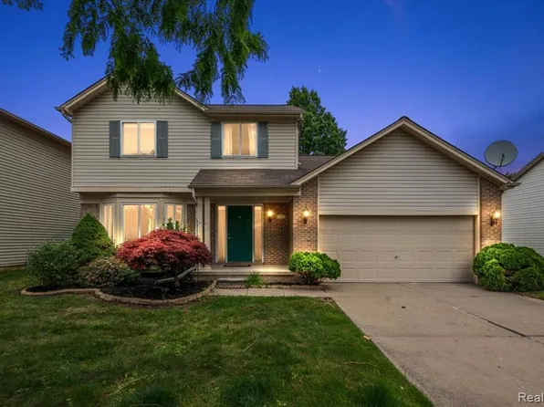 125 Algansee Dr, Troy, MI 48083