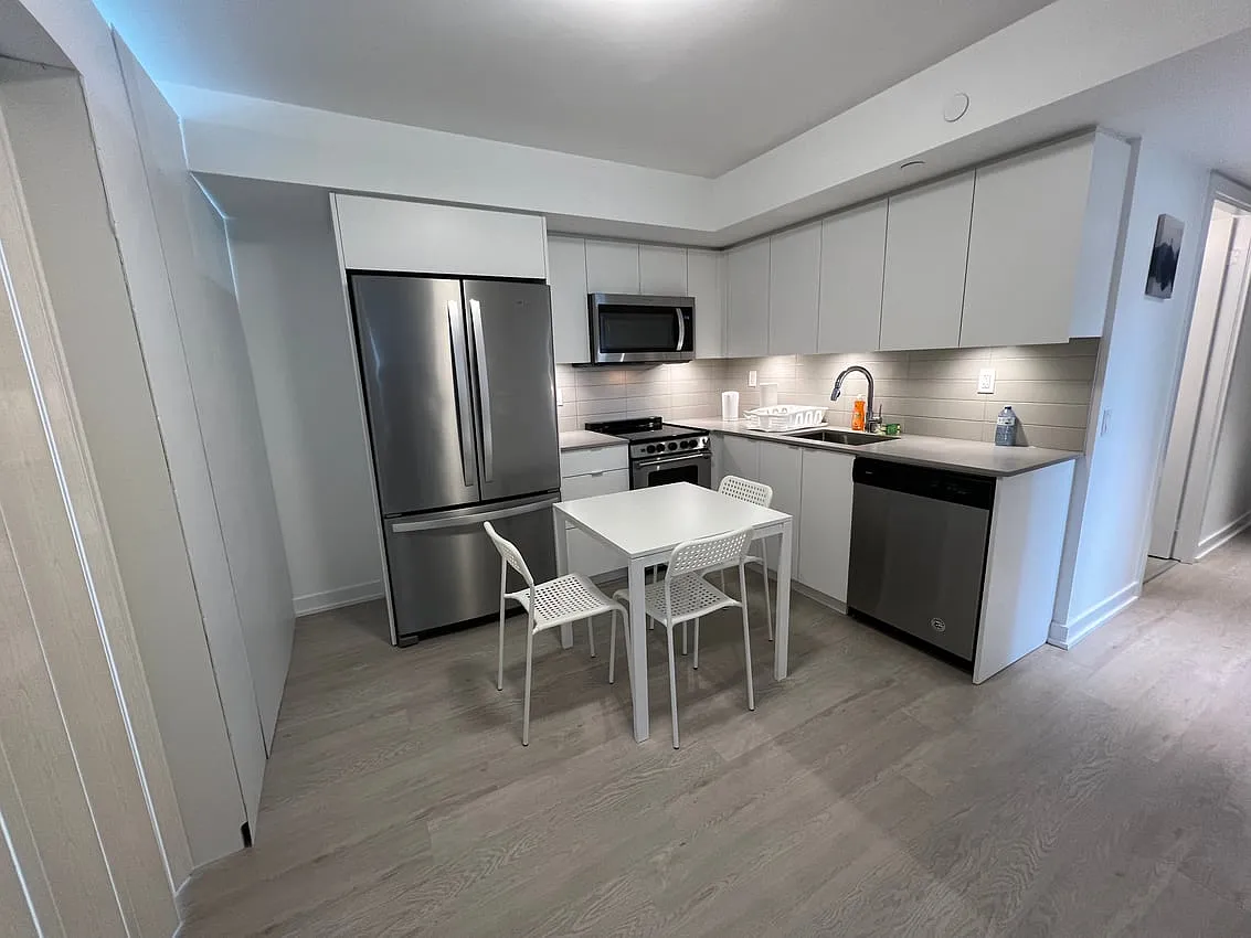 Deluxe Room - Dunfield Ave & Eglinton Ave E — Photo 4