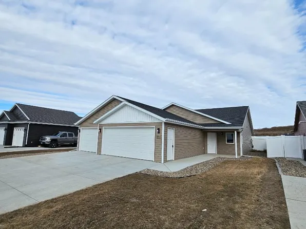 2913 Armstrong St, Bismarck, ND 58504