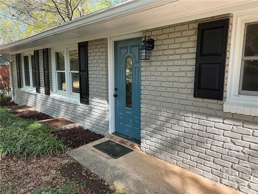 3 bed, 1.0 bath, 960 sqft, $2,100 — Photo 3