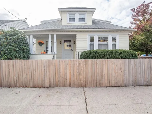 21 Bloomfield St, Pawtucket, RI 02861