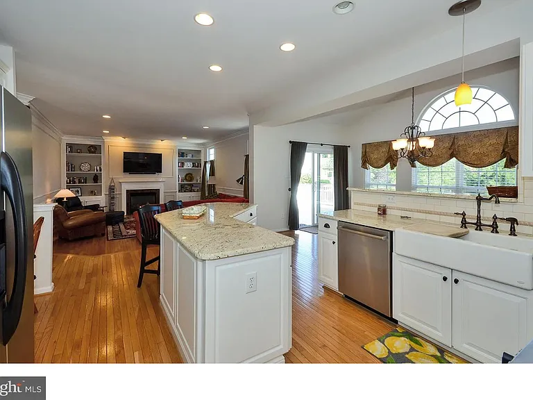 584 Leslie Ln — Photo 22