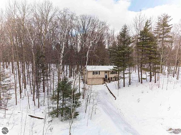 3rd image of 20262 White Oak Ct