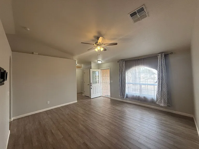 2843 Phoenix Ave — Photo 3