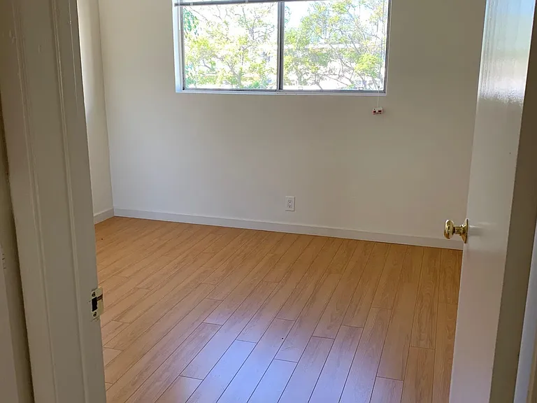 3719 Clarington Ave #18 — Photo 8