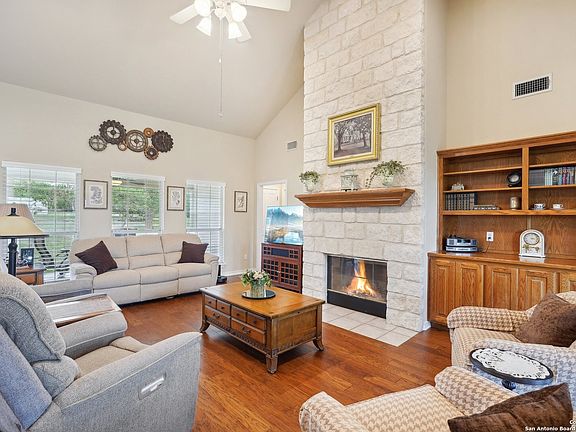2nd image of 208 red oak