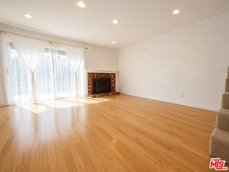12245 Shady Hollow Ln — Photo 7