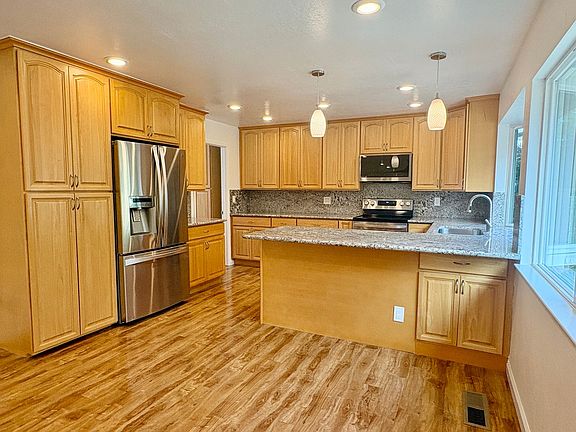 4th image of 1041 Mount Carmel Dr