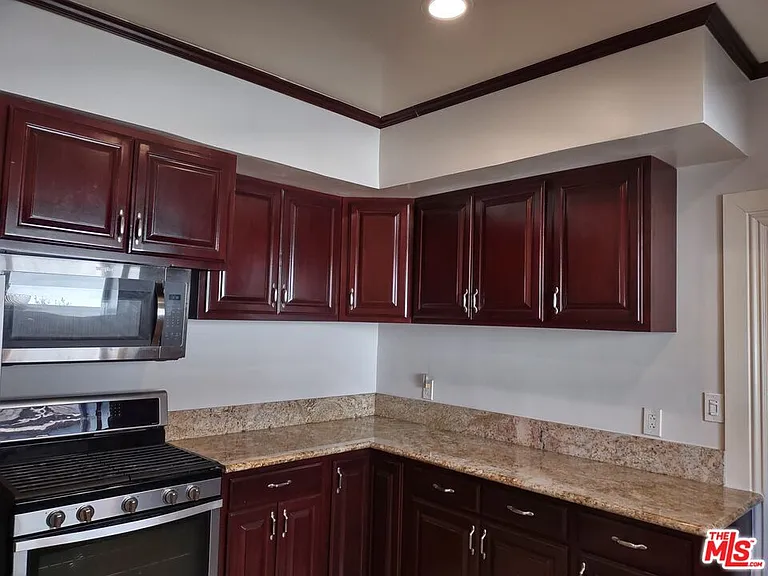 2142 S Victoria Ave — Photo 12