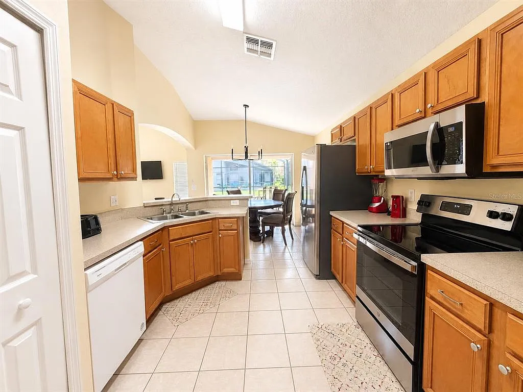 5 bed, 3.0 bath, 2244 sqft, $2,995 — Photo 3