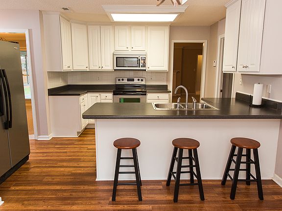 Kitchen, appliances included