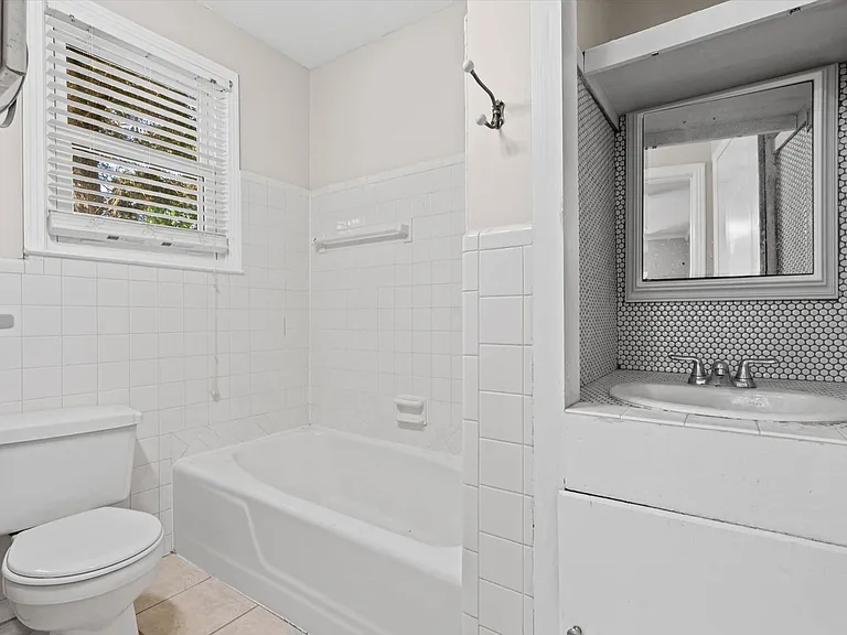 315 Azalea Cir W — Photo 9