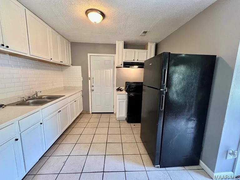 429 Edward St — Photo 4